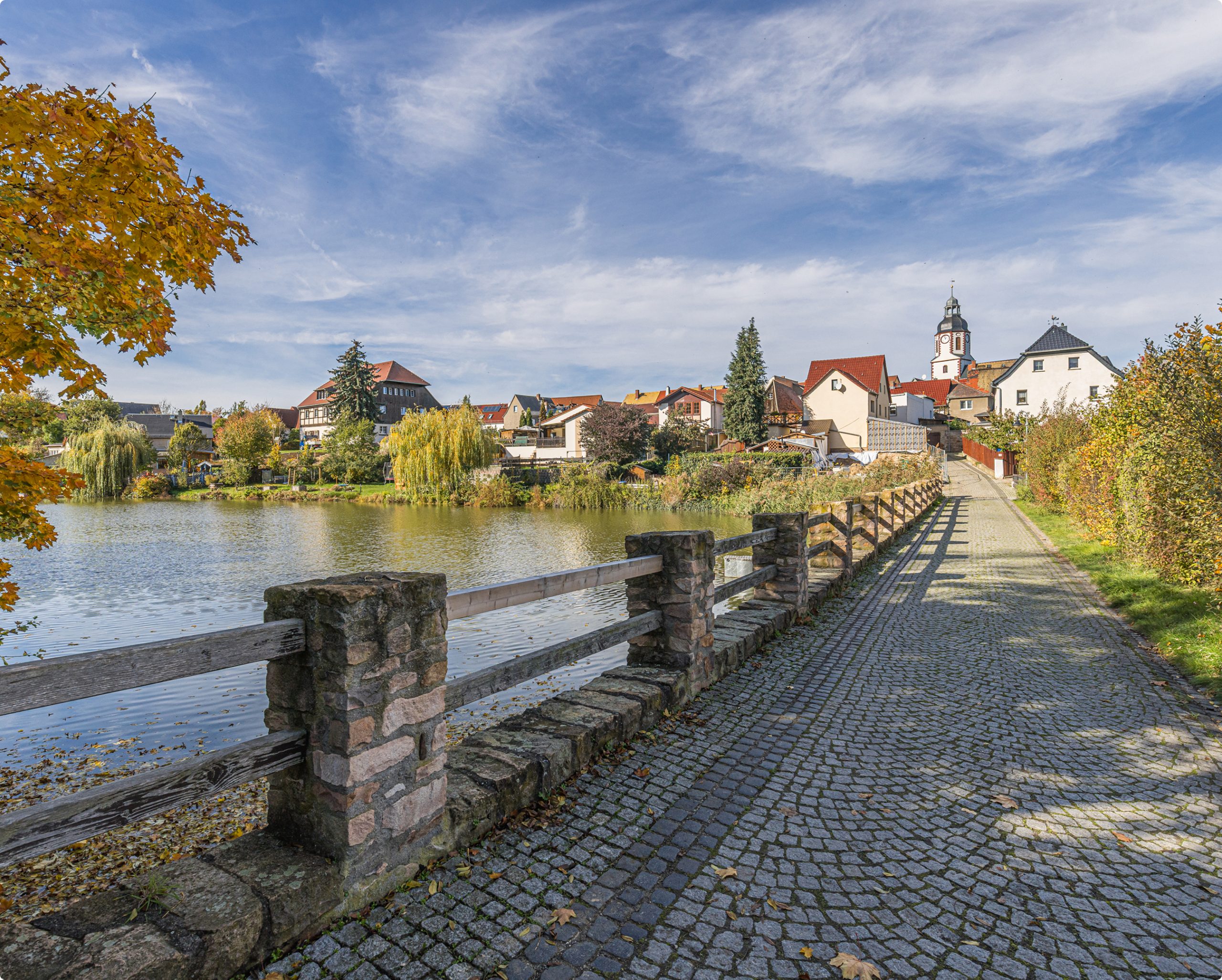 Attraktive Wohnlage in Frohburg mit Teich, gepflegter Uferpromenade und historischem Ortsbild in naturnaher Umgebung.
