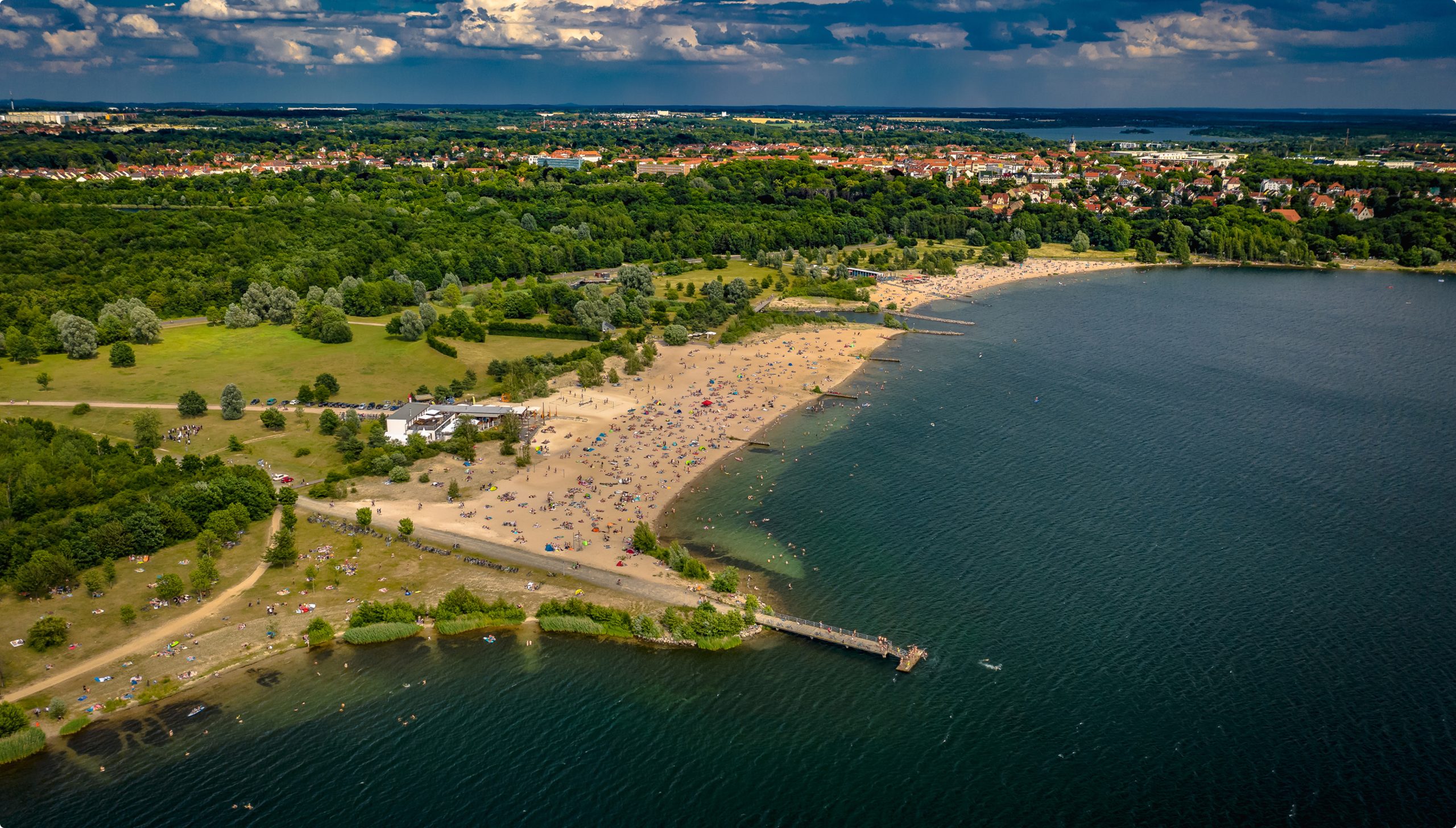 Attraktive Seenlandschaft mit Sandstrand, Freizeitangeboten und hoher Lebensqualität im Leipziger Neuseenland – Luftbild eines beliebten Erholungsgebiets.