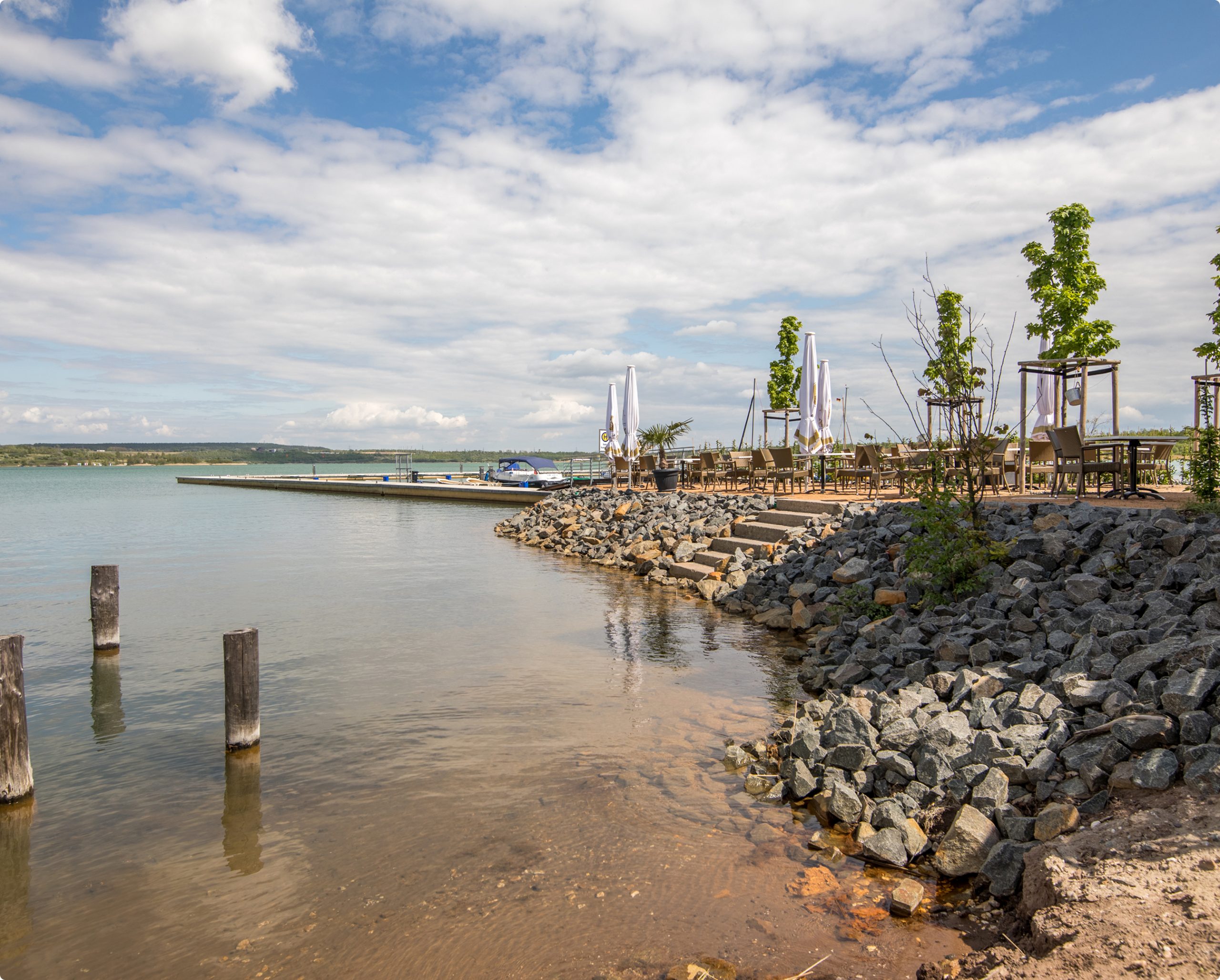 Attraktive Uferlandschaft am Hainer See mit moderner Infrastruktur, Freizeitangeboten und hoher Lebensqualität im Leipziger Neuseenland.