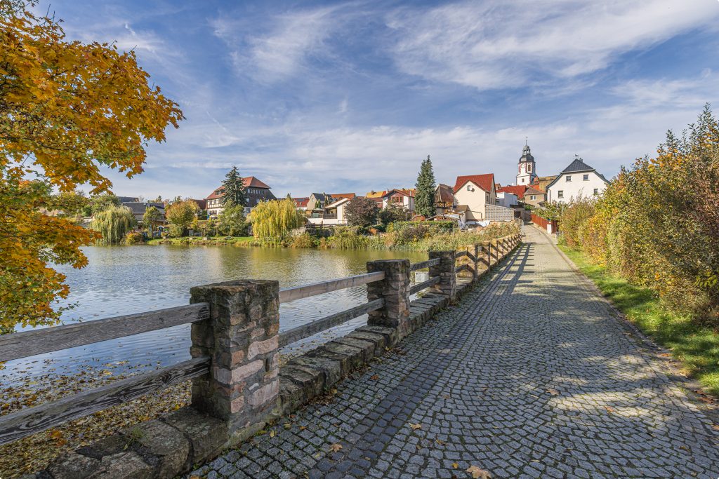 Attraktive Wohnlage in Frohburg mit Teich, gepflegter Uferpromenade und historischem Ortsbild in naturnaher Umgebung.